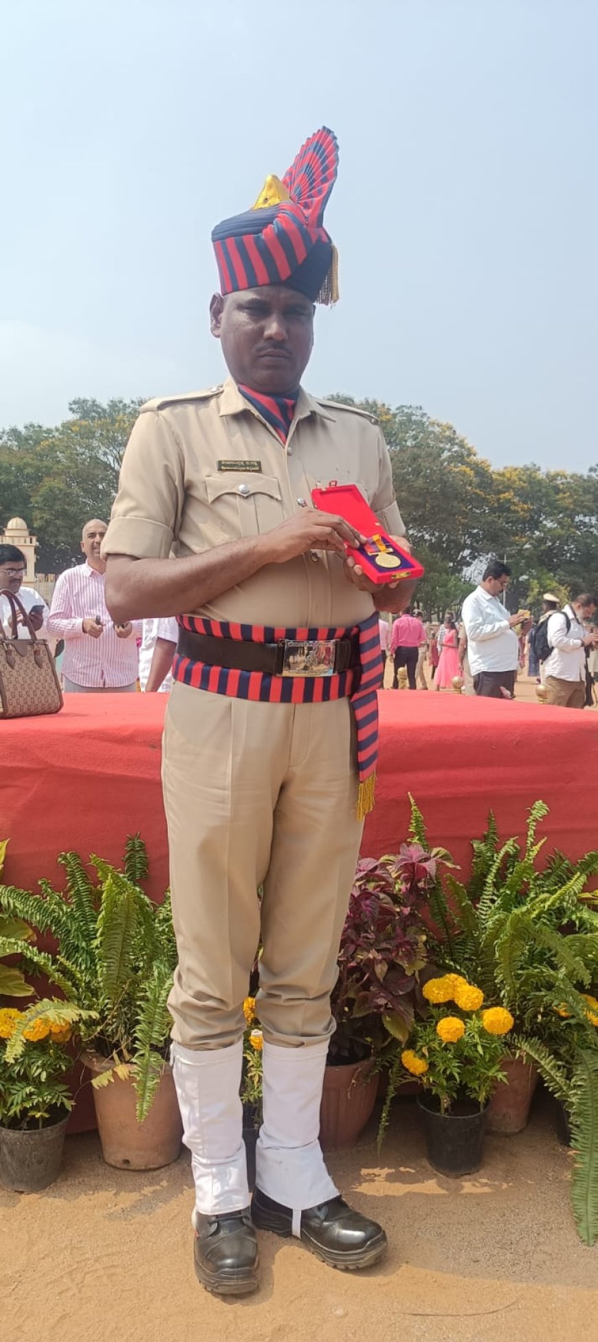 ಬಳಗಾನೂರಿನ ದಕ್ಷ ಆರಕ್ಷಕ ರೇವಣಸಿದ್ದಪ್ಪರಿಗೆ ಮುಖ್ಯಮಂತ್ರಿ ಪದಕ ಪ್ರಧಾನ.