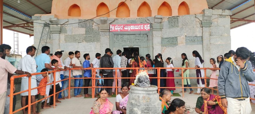 ಮಳೆಯನ್ನು ಲೆಕ್ಕಿಸದೆ ಆರಾಧ್ಯ ದೈವ ಬೆಟ್ಟದ ಮಲ್ಲಿಕಾರ್ಜುನ ದರ್ಶನಕ್ಕೆ ಭಕ್ತಸಾಗರ