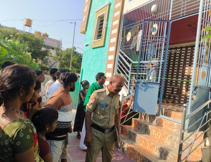 ಮನೆ  ಕಳ್ಳತನ  ಬೆಳ್ಳಿ,ಬಂಗಾರ  ನಗದು ಹಣ ಕಳವು