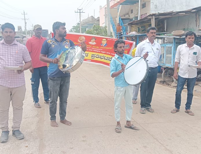 ಬಳಗಾನೂರು ಪಟ್ಟಣ ಪಂಚಾಯತ್ ಭ್ರಷ್ಟಾಚಾರವನ್ನು ಉಚ್ಚಾಟಿಸಲು ಭಿಕ್ಷಾಟನೆ ಮಾಡಿದ ಹೋರಾಟಗಾರರು