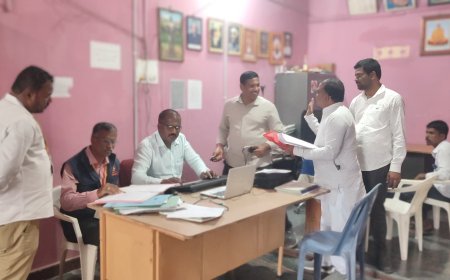 ಬಳಗಾನೂರು ಪ ಪಂ ಲೋಕಾಯುಕ್ತ  ದಾಳಿ ಅಧಿಕಾರಿಗಳು ಕಡತಗಳ ಪರಿಶೀಲನೆ