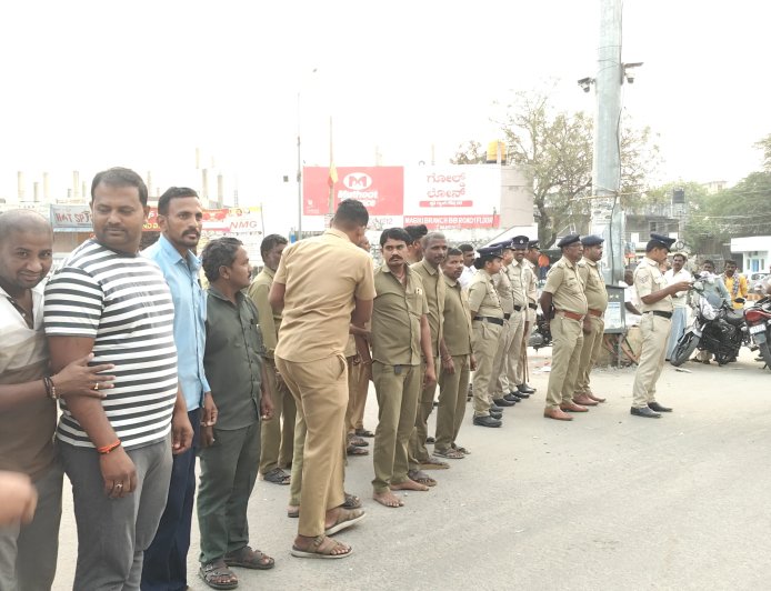 ಮಸ್ಕಿ ಬೆಳ್ಳಂಬೆಳಗ್ಗೆ ಜೆಸಿಬಿ ಘರ್ಜನೆ ರಸ್ತೆ ಒತ್ತುವರಿ ತೆರವು ಕಾರ್ಯಚರಣೆ